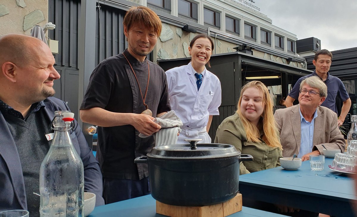 nykanen_j's tweet photo. Ruokaterveisiä Japanista. Huippukokki Zaiyu Hasegava houkutteli kattilan ääreen BioSYS Japani -ryhmähankkeen sidosryhmiä. Meille tutuista aineksista oli valmistettu uudenlaisia makuelämyksiä. Ette uskokaan, miten hyvää mm. arkisesta hauesta saa loihdittua. #biosys @pkliitto https://t.co/ALtFOj9zt2
