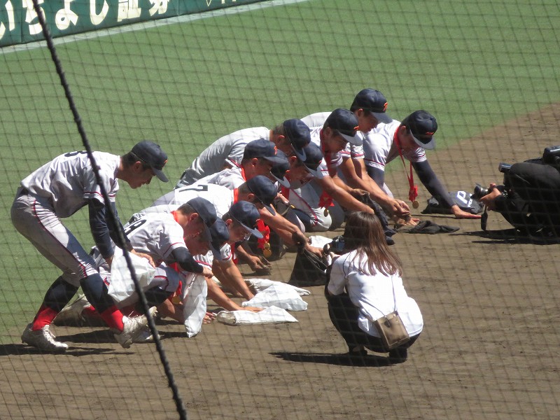 1980年夏に優勝した横浜高校🏆 安西健二さんはセカンドの土を、横高で