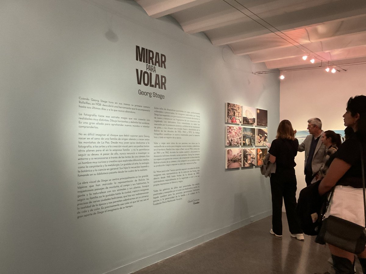 flaviadasbo's tweet photo. Anoche inauguramos en #cochabamba la exposición #MirarParaVolar de Georg Stege curada por Claudi Carreras con el apoyo del #ccelp @GI_LaPaz estará abierta hasta el 22 de septiembre no se la pierdan https://t.co/sYa8IFe58b