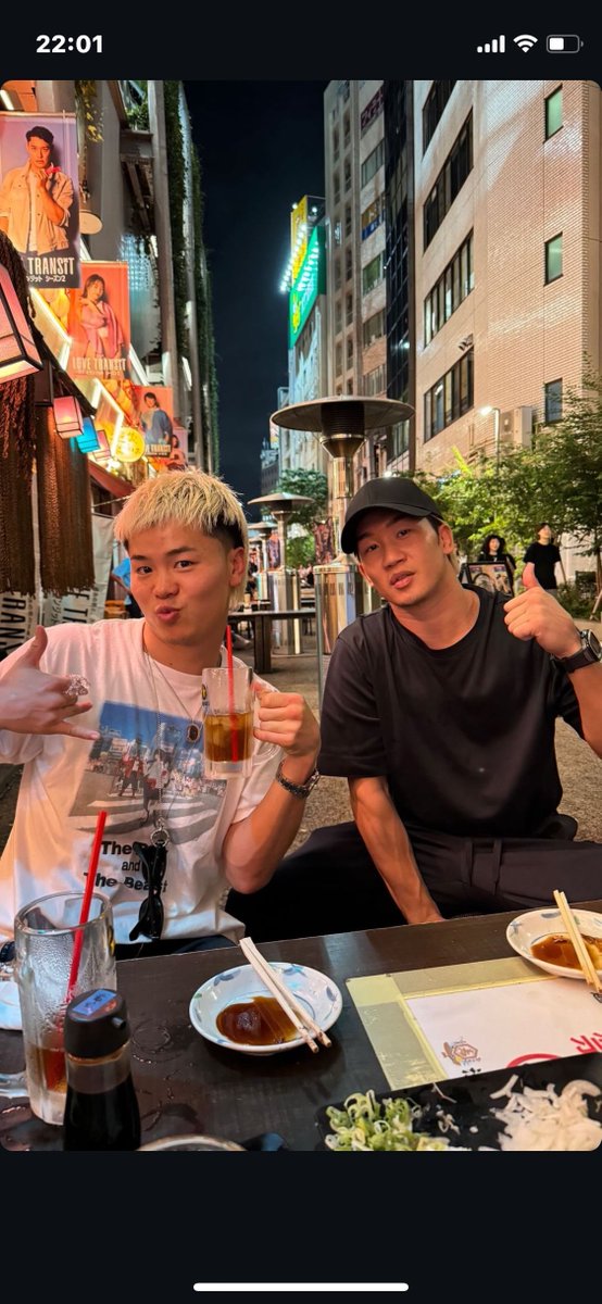 EzPopai's tweet photo. 天心「1Rで全てが決まるなとは思っていて、蓮が倒して誘つんだったら1R。それからラウンドを重ねるにつれて未来さんが有利になるなと予想していました。未来さんがオーソドックスで構えて、蓮がサウスポーになった時に「お！」と未来さんの表情が変わり、流れが作れてなかったんですよ。その迷いを蓮はすぐ分かったので、即効で決めに行きましたよね。未来さんは右フックを合わせる癖があるので、そこを蓮はうまく突いた感じでした。いいタイミングで突いた蓮はジュニア時代からやっているので戦い慣れしているなというのを感じました。
（朝倉未来と）近々会う予定です。今後現役生活を続けるにしろ、続けないにしろ、3連敗中なのでしばらくはダメージを抜いた方がいいのかなと。」