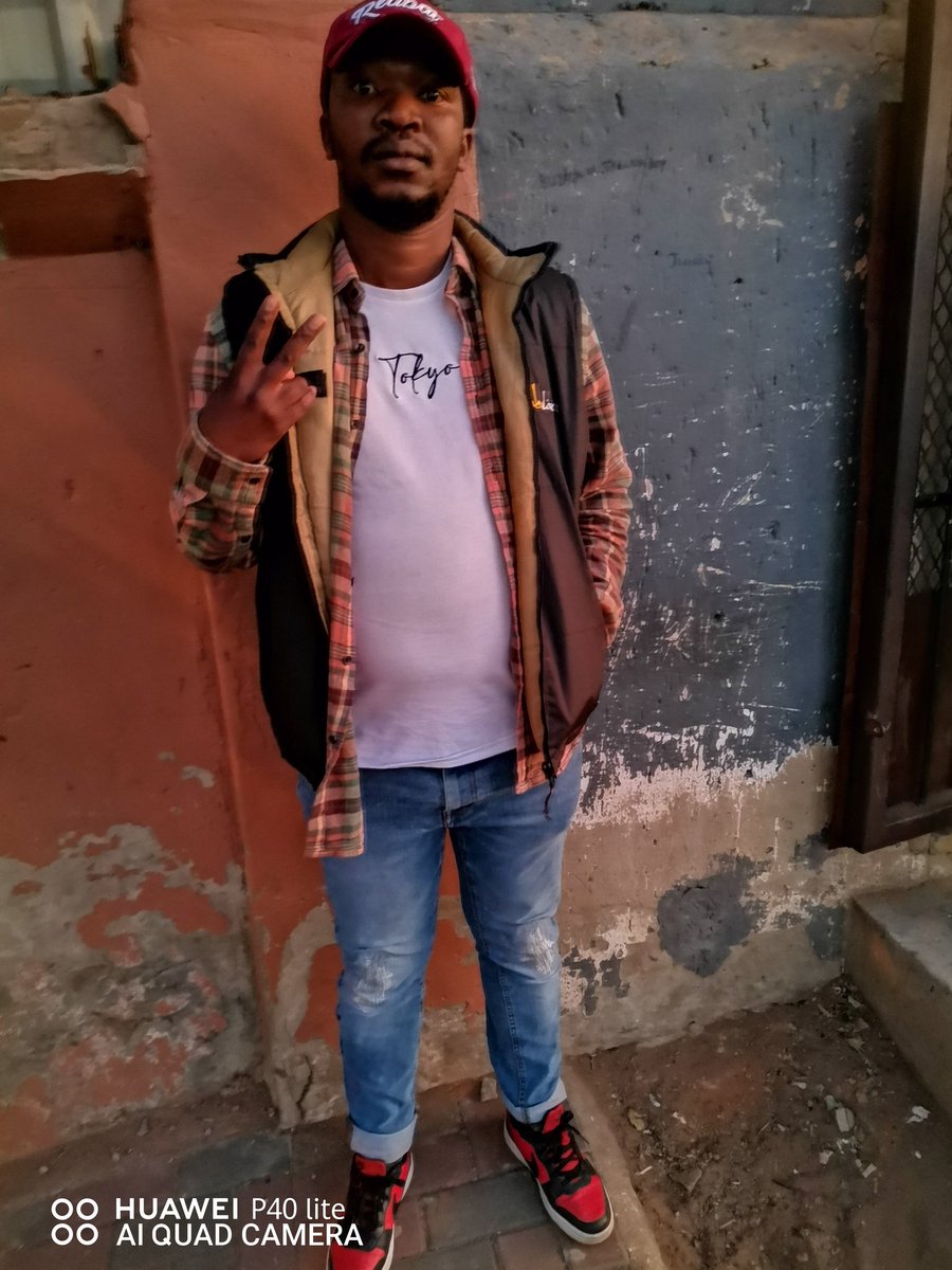 Graycion94's tweet photo. @KFMza @Vodacom I was feeling my fashion to be captured on the magical moment but my phone disspointed with the shades on my face..
I love it and i believe the AI can make it better so that o don't delete it because its almost perfect
#TapIntoAl https://t.co/kSHP4FKppn