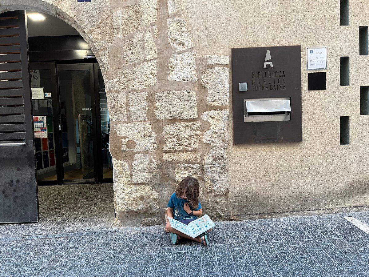 BiblioVendrell's tweet image. Hi ha petits lectors que no poden esperar a arribar a casa seva.

Fins dilluns a les 9.
Bon cap de setmana i bones lectures!!!

#petitslectors #lectures #capdesetmana #bibliovendrell