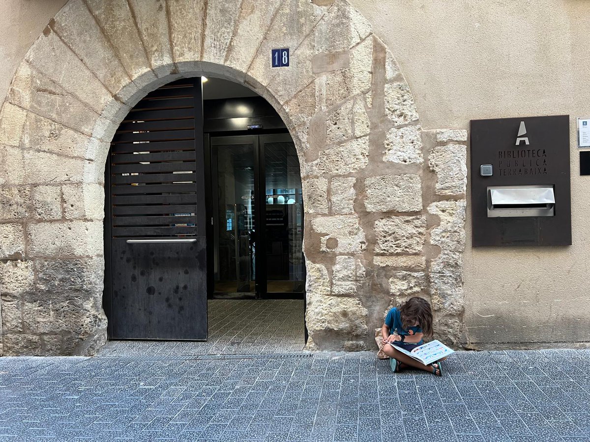 BiblioVendrell's tweet image. Hi ha petits lectors que no poden esperar a arribar a casa seva.

Fins dilluns a les 9.
Bon cap de setmana i bones lectures!!!

#petitslectors #lectures #capdesetmana #bibliovendrell