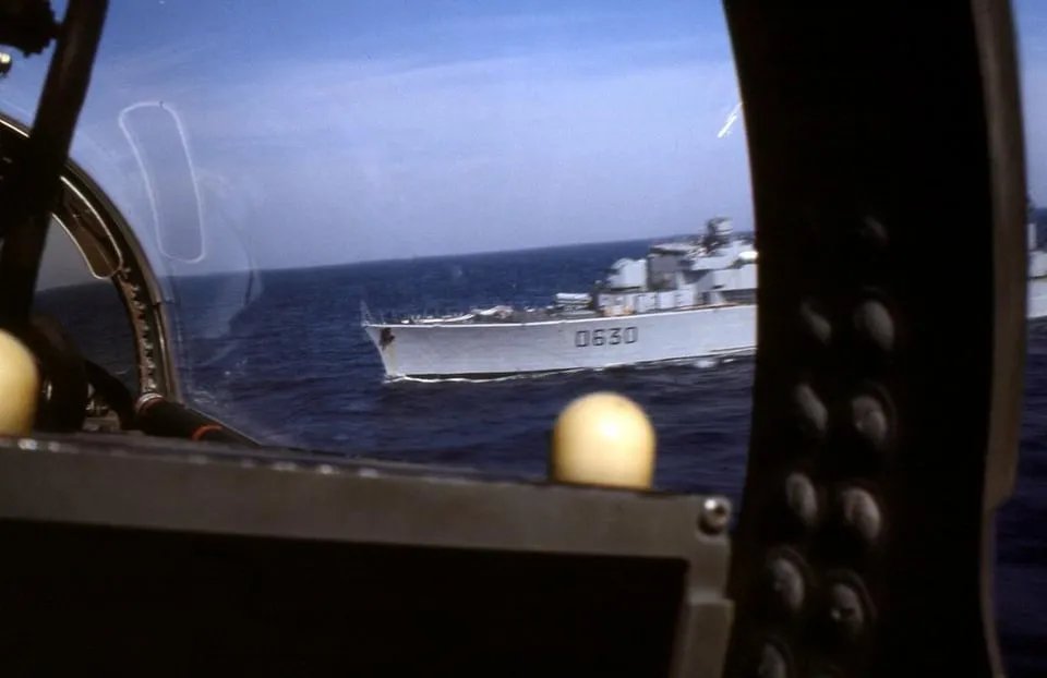 r116440's tweet photo. 🇬🇧 @RoyalAirForce Tornado GR1 makes a low pass over 🇫🇷 @MarineNationale T47 #destroyer 'Du Chayla ' (D630) during 1st Gulf War. 1991 #warship #navy #naval #D630 https://t.co/PHnPTZyb12