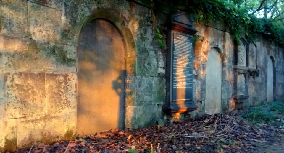 AC_MedallicArt's tweet photo. There are members of the Tolkien family in #KeyHillCemetery #Birmingham. I think the place a great Middle Earth Vibe too @TolkienSociety @JRRTolkien @JQCemeteries @JQresearchtrust https://t.co/n6wF1kgWwS