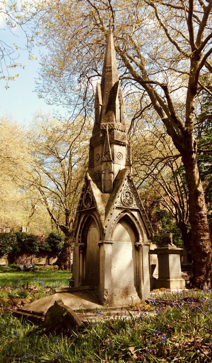 AC_MedallicArt's tweet photo. There are members of the Tolkien family in #KeyHillCemetery #Birmingham. I think the place a great Middle Earth Vibe too @TolkienSociety @JRRTolkien @JQCemeteries @JQresearchtrust https://t.co/n6wF1kgWwS