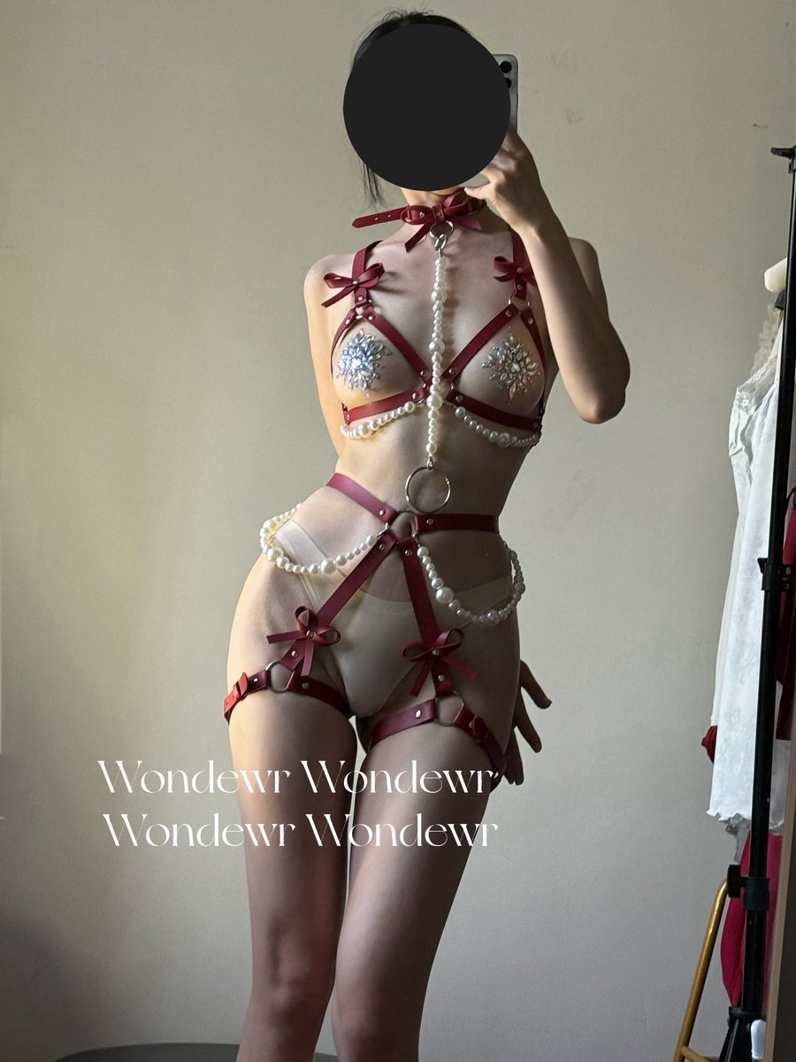 再追加一张上身图，真的美炸胸型勾勒得刚好，像珍珠一样美丽！闪闪的胸贴也是恰恰好的点睛之笔 https://t.co/fsHyYPppmk