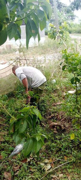 Conectando una acometida de agua potable a una familia que no contaba con el servicio