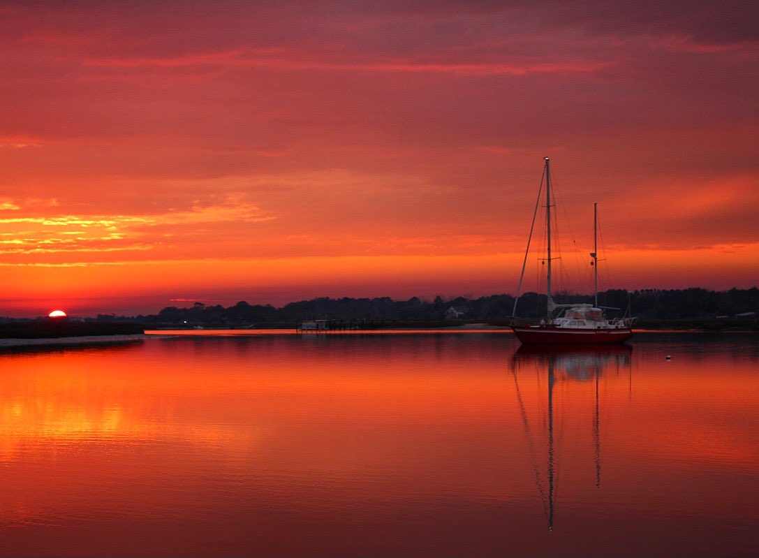 ChuckTownDaily's tweet photo. Sailing away into the sunset - Bowenโs Island Restaurant
#charlestonliving #charlestonlifestyle #charlestonlife #southernhome https://t.co/WuoI16zOey