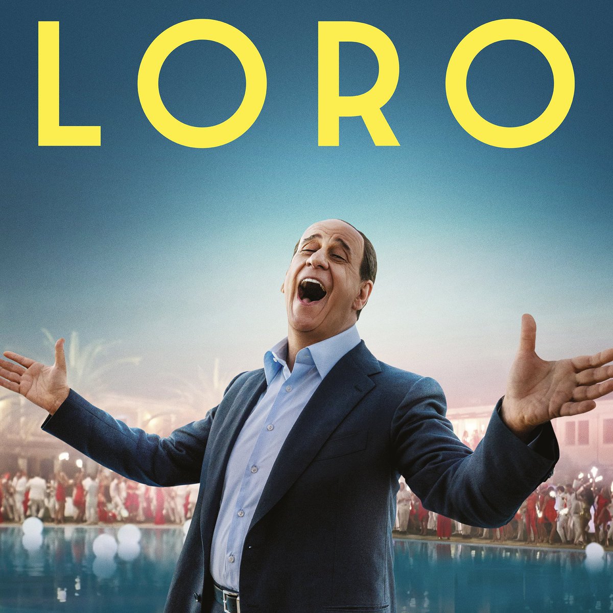 SalamidaFabio's tweet photo. Il fatto che il film “Loro” di Paolo Sorrentino - la pellicola che parla di Silvio Berlusconi - sia praticamente introvabile in Italia, è un fatto di una gravità assoluta.

Censure del genere, applicate con metodi subdoli (chi compra i diritti del film lo “nasconde” al pubblico…), fanno somigliare l’Italia a Paesi come la Cina e l’Iran.

Silvio Berlusconi è stato uno dei personaggi più negativi della storia della Repubblica. A lui si deve molto dell’arretramento umano e culturale di una parte del Paese. Tradotto: se molti italiani di oggi sono dei trogloditi o degli analfabeti funzionali che rimpiangono il passato perché non sanno leggere il presente, è anche colpa di decenni di televisione commerciale creata dal Berlusconi imprenditore e delle idiozie del Berlusconi politico. 

È lui che ha portato la politica all’infimo livello che è sotto gli occhi di tutti. È lui che ha reso l’Italia ancora più povera: non lo dice il sottoscritto ma i dati pubblicati da Banca Mondiale e Ocse sulle variazioni del Pil e del debito pubblico negli anni in cui ha governato.

E tralascio quello che concerne la sua moralità. A differenza di tanti esponenti della destra (creati proprio da Berlusconi…) non amo occuparmi di quello che fanno gli altri sotto le coperte.

La “santificazione” fatta a colpi di maggioranza dall’attuale governo (figlio “naturale” del berlusconismo) non cancella quello che è stato. 

Non cancella quasi vent’anni di disastri, non cancella le umiliazioni subite dall’Italia in campo internazionale, non cancella le torture del G8 di Genova, non cancella le epurazioni in Rai, non cancella lo sdoganamento di partiti e politici che dovevano restare in quel sottosuolo maleodorante in cui la storia li aveva relegati.

“Loro” di Paolo Sorrentino racconta quegli anni in modo lucido e poetico. Impedire che gli italiani lo vedano potrebbe essere il terzo capitolo del film, quello che parla di come è ridotta l’Italia post berlusconiana.