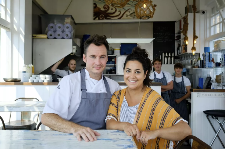 TOPCHEFSIE's tweet image. A couple tried to dine and dash at Mackerel Sky Seafood Bar, leaving behind their phone number and sitting under a CCTV camera with audio. They even complained about being "Facebook famous" after getting called out! 🍽️🤦‍♂️ #RestaurantFails #ChefsLife
jo.my/1qsc0q8