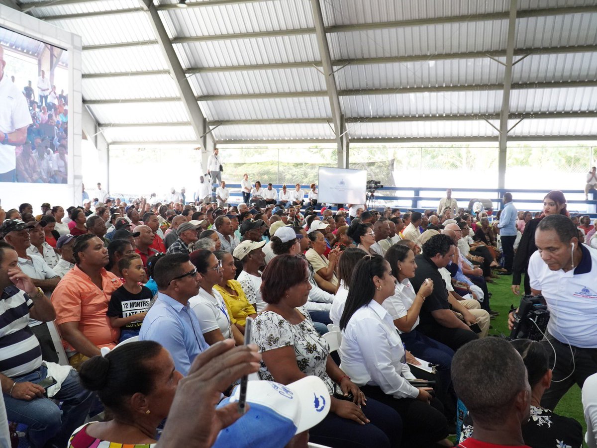 Virgilio Cedano (@virgiliocedano) on Twitter photo Agradezco al presidente <a href="/luisabinader/">Luis Abinader</a> por su compromiso al entregar títulos de propiedad a cientos de familias en Las Lagunas de Nisibón. Este acto reafirma su visión de brindar seguridad y prosperidad a los dominicanos. Agradezco al presidente <a href="/luisabinader/">Luis Abinader</a> por su compromiso al entregar títulos de propiedad a cientos de familias en Las Lagunas de Nisibón. Este acto reafirma su visión de brindar seguridad y prosperidad a los dominicanos.