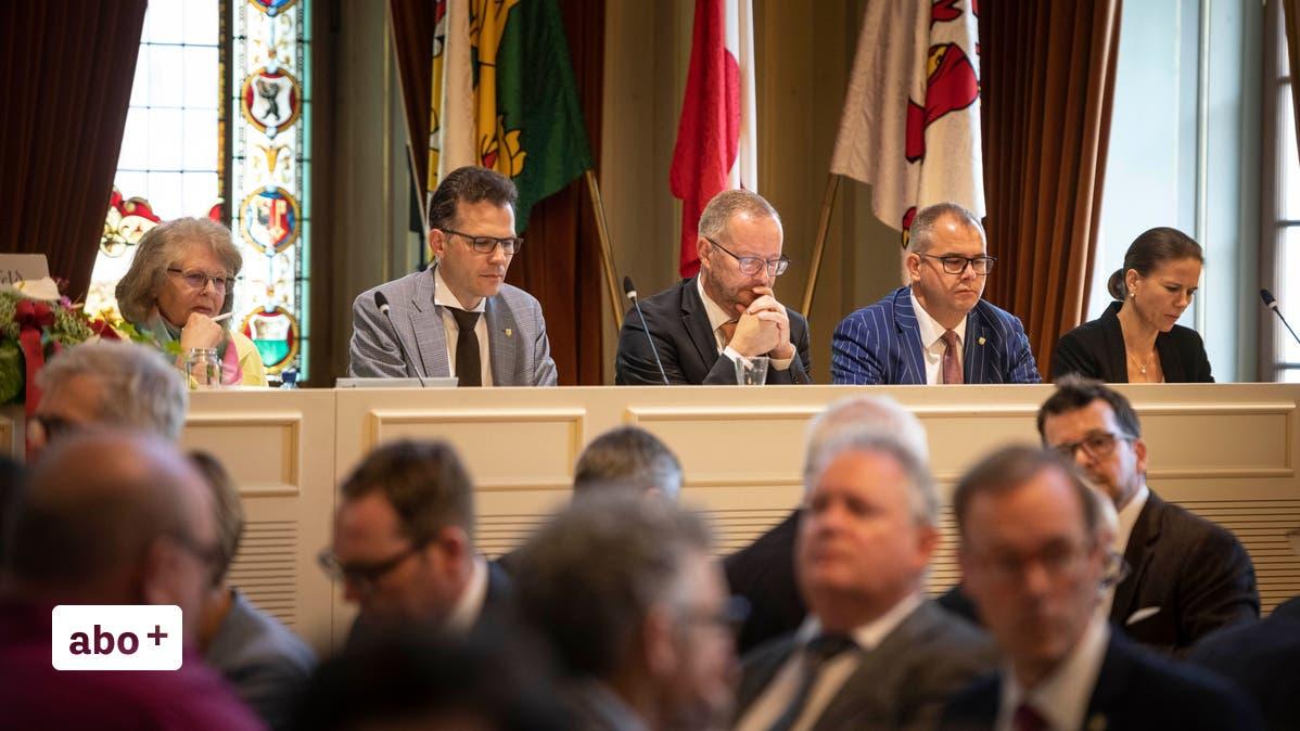ThurgauerZitig's tweet image. Nach Kritik am #Ruhegehalt: #Thurgauer Regierung verteidigt ihren Fallschirm – doch der Grosse Rat könnte den Sparhebel ansetzen thurgauerzeitung.ch/ostschweiz/kan…