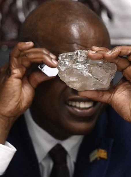 75secondes's tweet photo. 💎 Le plus gros diamant depuis plus d'un siècle à été découvert ce 22 août au Botswana : 2 492 carats. 500 grammes à 40 millions de dollars. https://t.co/YOVdG08BtI