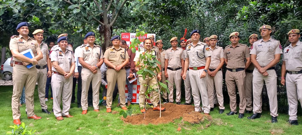 #श्री_विकास_कुमार_अरोड़ा_IPS, पुलिस आयुक्त, गुरुग्राम द्वारा पर्यावरण संरक्षण के उद्देश्य से तथा पर्यावरण संरक्षण का संदेश देते हुए गुरुग्राम पुलिस आयुक्त कार्यालय में पौधारोपण किया। इस दौरान उन्होंने कहा कि पर्यावरण तथा हमारे आसपास के वातावरण में पेड़ों का बहुत बड़ा योगदान है।