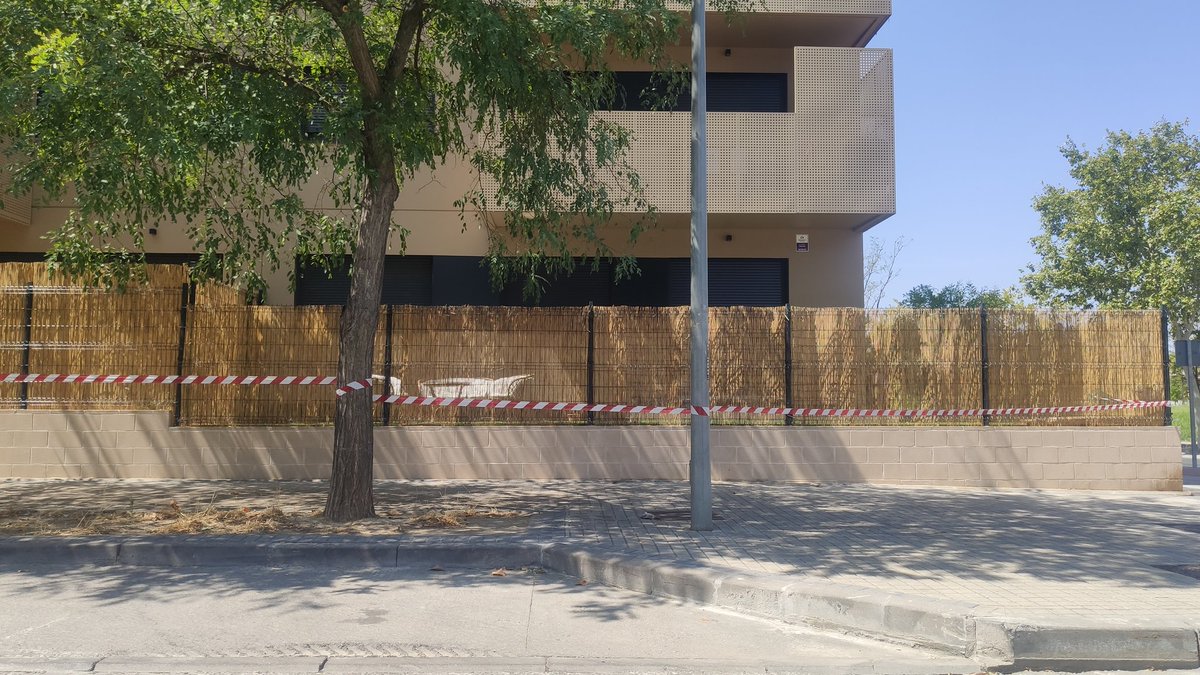 EnsancheSur's tweet photo. Éstos son los cerramientos de bloques de hormigón aligerado que han hecho perimetrar 'de aquella manera' todas las aceras exteriores de las dos promociones del plan VIVE, prohibiendo circulación peatonal. De momento, pocos propietarios han atendido al requerimiento comentado. 👇 https://t.co/NLSrkMrVOG