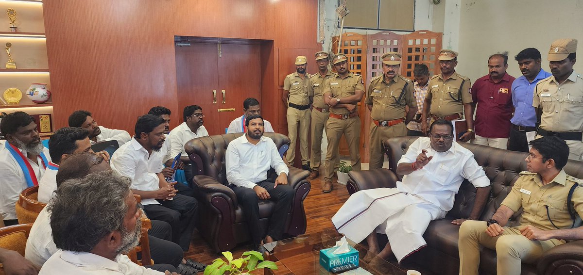 aloor_ShaNavas's tweet photo. நாகப்பட்டினம் மாவட்ட ஆட்சியர் அலுவலக முற்றுகையை தொடர்ந்து, மாவட்ட நிர்வாகத்துடன் நடந்த பேச்சு வார்த்தையில் #விசிக கொடி அதே இடத்தில் பறக்கும் என்றும், தவறு செய்த அதிகாரிகள் மீது நடவடிக்கை எடுக்கப்படும் என்றும் உறுதி அளிக்கப்பட்டது. சிறுத்தைகளின் போராட்டம் வென்றது. @thirumaofficial https://t.co/DIkQMGWnCz