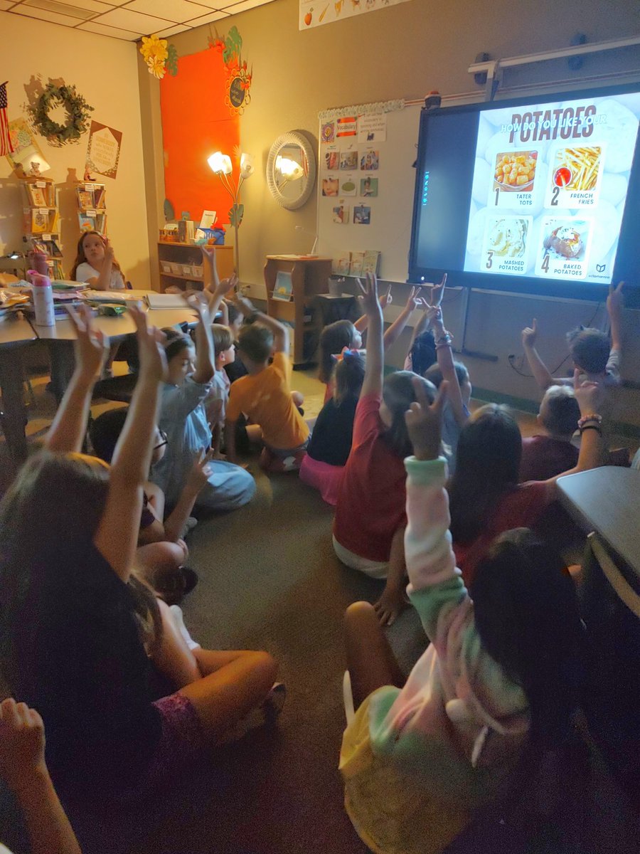WallaceHESlib's tweet image. This is the first time we&apos;ve done a class question on our Eagle Morning News... and it was a hit! 
So, how do you like your potatoes? 
1. Tater tots 2. Fries 3. Mashed potatoes 4. Baked potatoes
This girl is voting for #✌🏻-🍟! 
#HESGrowingGreatness #gcisdlib