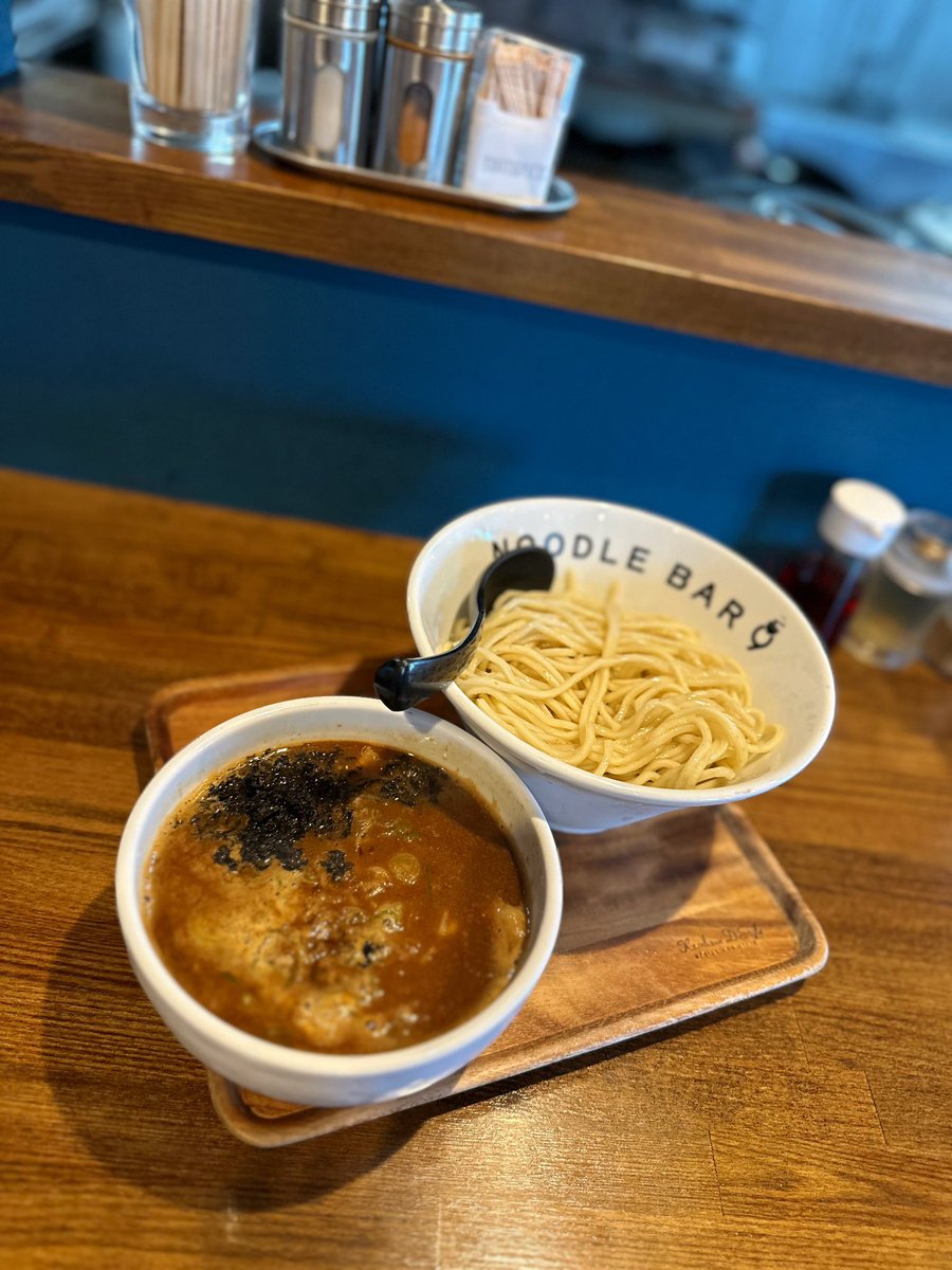 kiyoofdeath's tweet image. 濃厚魚介つけ麺 at NOODLE BAR 9

#AdditiveFree 星人w
How&apos;s life??
恵庭市界隈人気店「ヌードルバル9」!!ランチ時🈵席ワンオペの為提供迄かなり時間が掛かります。清湯系＋魚介オイル＝濃厚ながらサラサラ #自家製麺 コシの強白太麺は「大盛無料」!替え玉必須!?で煮干し割りスープfinish!!‥接客強‼️