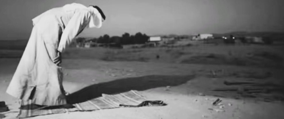 دين الفتى على ديانة خليله
احذر تخالل واحد ٍ ما يصلّي

حتى لو انه من شيوخ القبيلة
اسمه كبير وسيرته .. ماهي اللّي !

يحط جاهه فوق بشت ٍ يشيله
و ياخذ من مدوح ٍ تجيه ويخلّي

تارك صلاته لو يهوز الطويله
ماهوب بعيون الرجال متعلّي
 
شكل آدمي وإليا فتشنا حصيله
بين العرب مثل البهيمة مفلّي