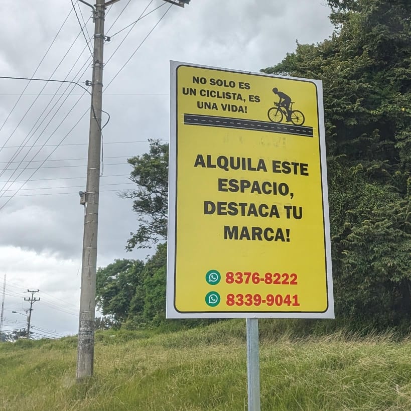 LadyMacetas's tweet photo. Este rótulo no hace absolutamente nada por la seguridad de los ciclistas. Pero sí contamina el paisaje y es un elemento fijo a la orilla de la calle, que constituye un peligro para todos los usuarios viales.

Ah, y es un negocio posiblemente ilícito. https://t.co/AhiDzBNG4r