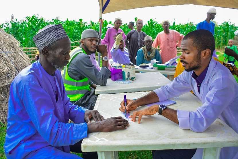 KAMSA_National's tweet photo. KAMSA joins Anatomia, HER, REWOFO and 31 other organizations to celebrate world humanitarian day under the theme “Action for Humanity”
Day 1: visit to old people’s home at Shahuci and cleaning of Hasiya Bayero hospital 
Day 2: Medical outreach at IDP settlement in Kano. https://t.co/RV6XgnupI4