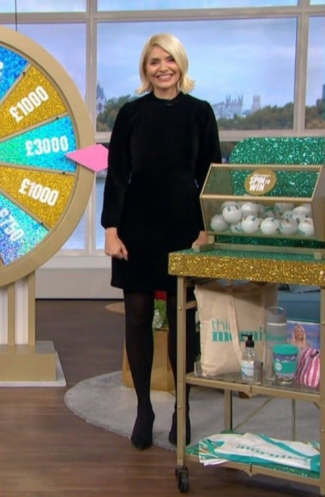 thehollywfan's tweet photo. #HollyWilloughby #NylonSaturday https://t.co/vapsDAVT2s
