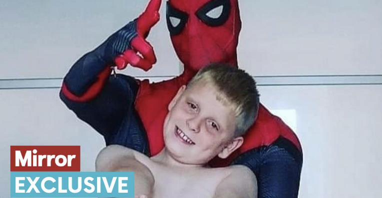 Dad's incredible reason for dressing as Spider-Man after son fell illhttps://www.mirror.co.uk/news/real-life-stories/hero-dad-spreads-superhero-magic-33518827