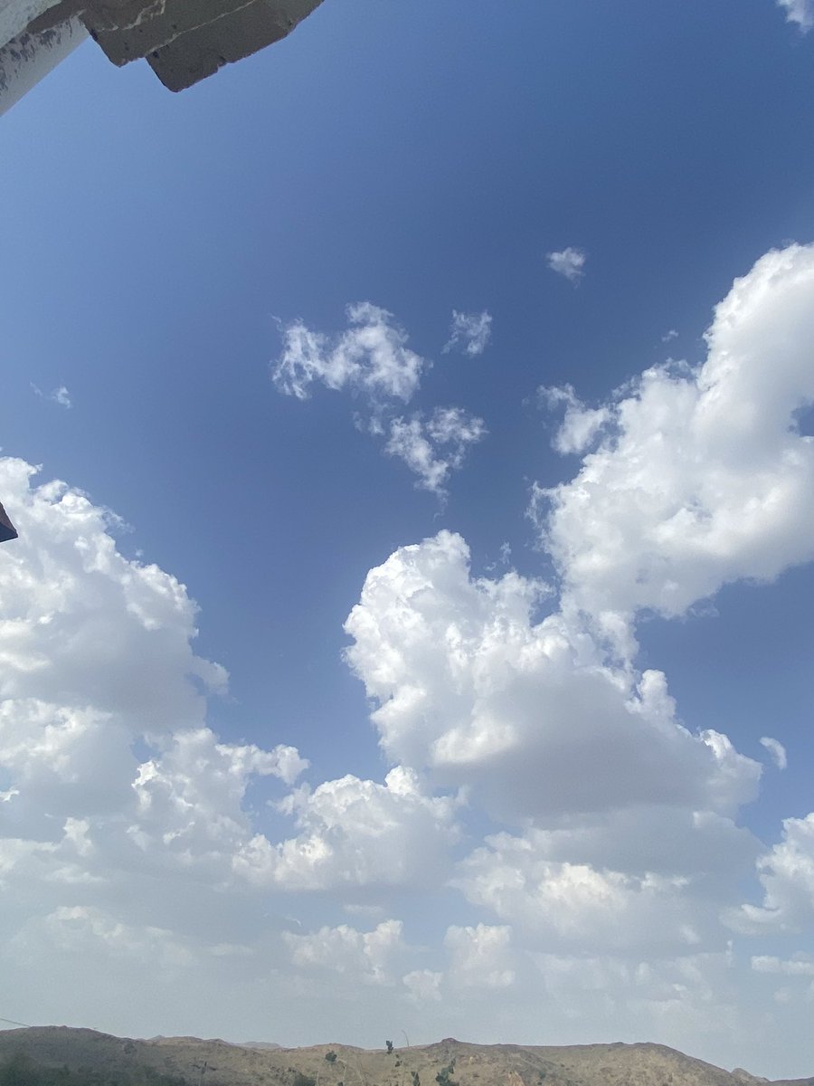 بدات الشرقيه تخف 
وبدات المزون تتراكم فوق بعضها 😶‍🌫️☔️
ابشرو بلخير
