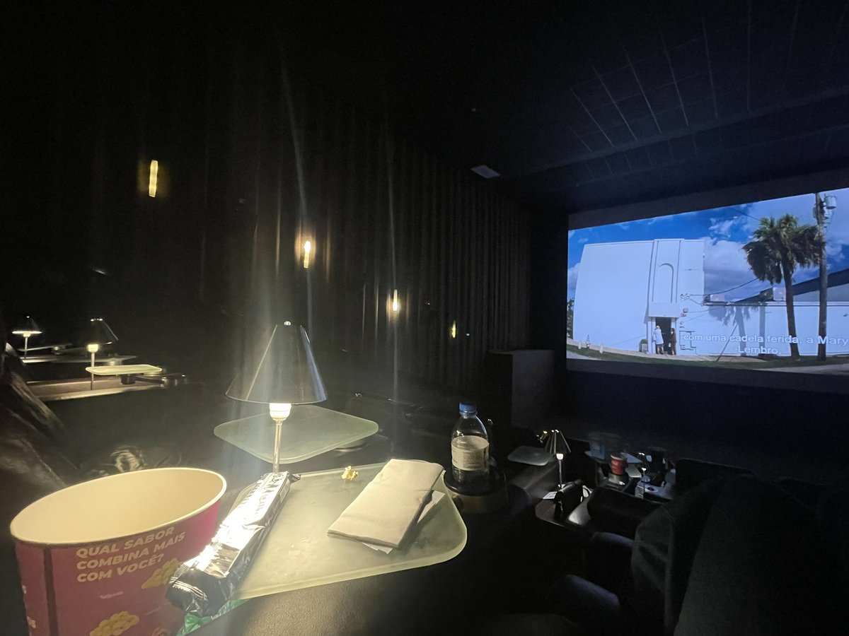 innmf's tweet photo. @cinepolisbrasil A gente paga 70 reais no VIP pra se deparar com cadeira destruída, suporte para bebidas quebrado, banheiro feminino com pia entupida, sem um dos vasos funcionar, e luz acendendo no meio do filme? Piada, né? (Cinépolis Ribeirão Preto Iguatemi) https://t.co/rfmckcJ83U