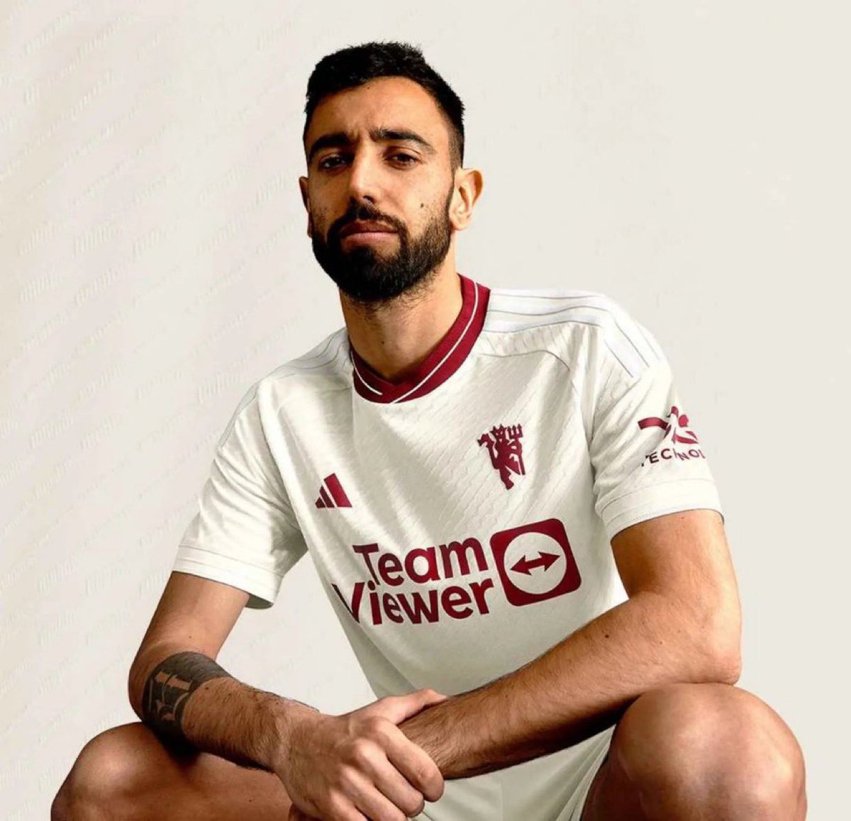 𝗚𝗜𝗩𝗘𝗔𝗪𝗔𝗬: If Bruno Fernandes scores or assists ANYTIME during Brighton vs Manchester United, we will giveaway any football shirt of your choice. 🔥🔥🔥

To have a chance to win do the following:

1⃣. Retweet this tweet.
2⃣. Follow this account.