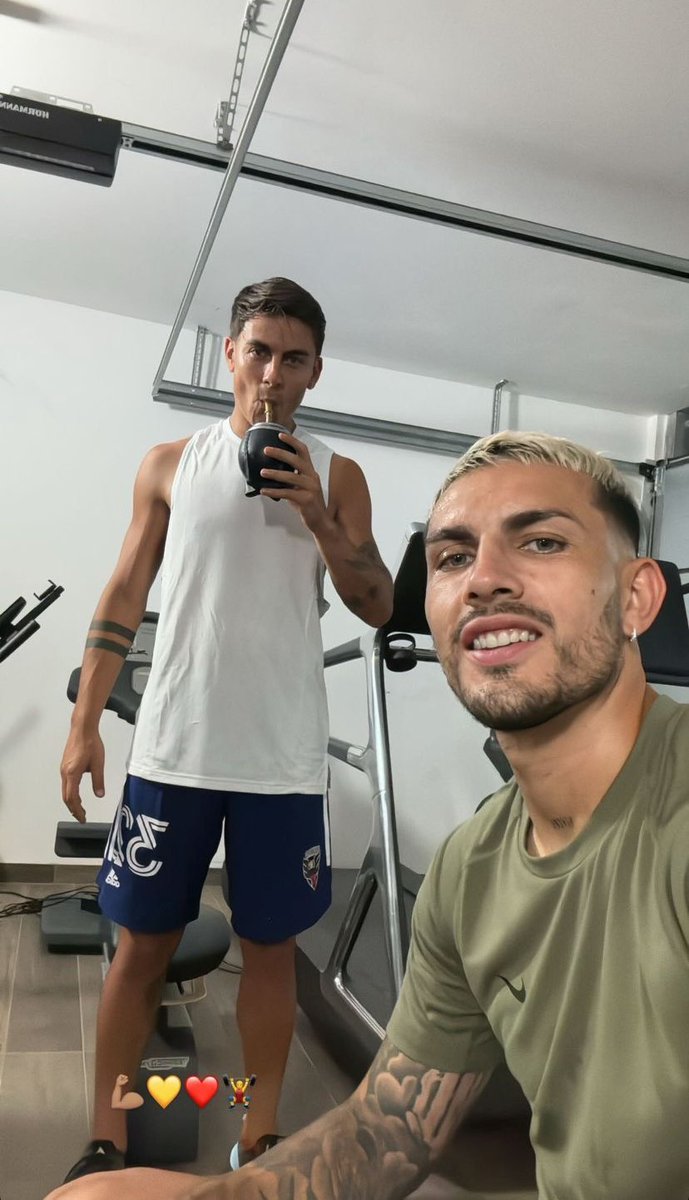 Tres bosteros mirándose.