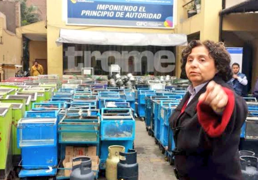 Liberfach0's tweet photo. Mientras que López Aliaga entrega cientos de congeladoras a las mamitas de las ollas comunes, Susel Paredes les quitaba sus puestos que eran su único sustento.
¿Adivinas a quien la izquierda progre admira y por quien votaría? https://t.co/2PldJyObHi