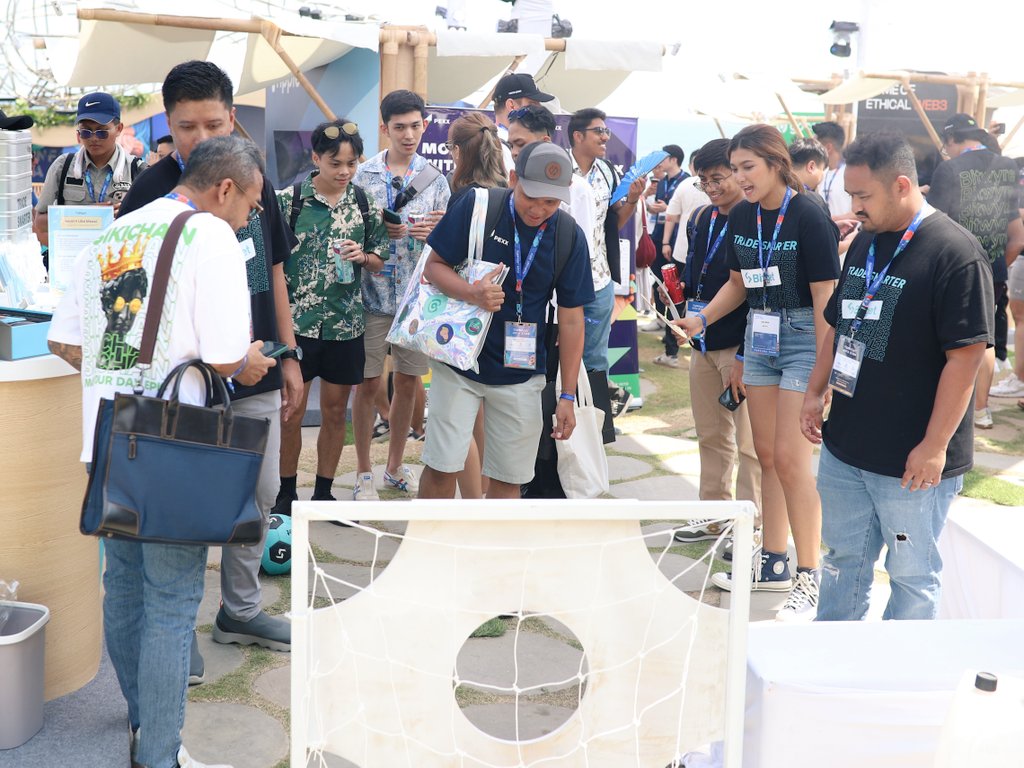 BitgetID's tweet photo. Kami dengan bangga mengumumkan: #BitgetAtCoinfest resmi berakhir dengan gaya! 🤩
Sama seperti hari pertama kemarin, booth #Bitget di hari kedua #Coinfest2024 masih tetap ramai diserbu Bitgetters yang tertarik dengan merchandise-merchandise keren dari Bitget. 🎁
Di event ini, Bitget memberikan lebih dari 1.000 merchandise, yang berarti ada 1.000 lebih Bitgetters yang datang meramaikan booth. Terima kasih, kalian luar biasa! 🔥
Selamat juga untuk yang memenangkan merchandise eksklusif seperti koper Bitget, keyboard Bitget, dan jersey Bitget x Messi. 🥳
Senang sekali bisa seru-seruan bareng kalian semua di gelaran akbar ini. Sampai jumpa lagi di event-event selanjutnya bareng Bitget, ya! ❤️
#EventWithBitget