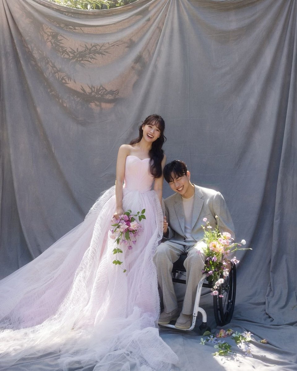 pannchoa's tweet photo. Secret's Song Jieun reveals wedding photos with disability activist Park We
https://t.co/QutekDThu4 https://t.co/ITC1pe36iU