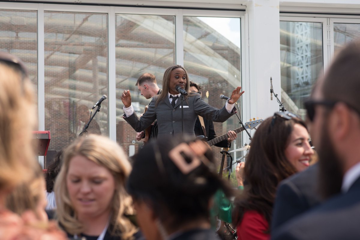 FabPhotoChicago's tweet image. Billy Porter performs at Nanci Pelosi's lunch during the Chicago 2024 DNC #DNC2024CHICAGO #DNCConvention2024 #DNC2024
