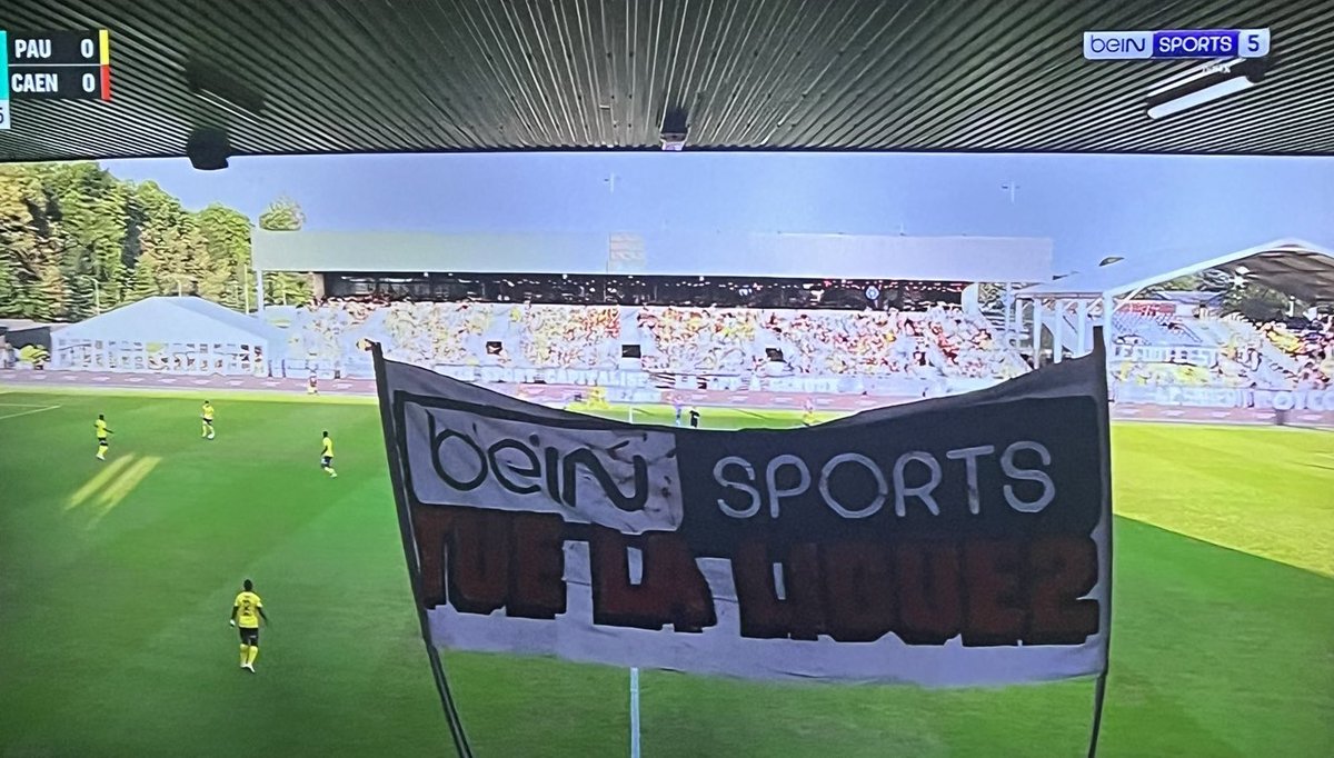 MeteoFootMaps's tweet photo. 💥💥 L'action coup de poing à Pau !

Les supporters empêchent la diffusion du match Pau FC-SM Caen par Beinsports avec cette banderole !!

@totozinho_tt 

#Ligue1 #Ligue2 https://t.co/FjTi3qRKlO