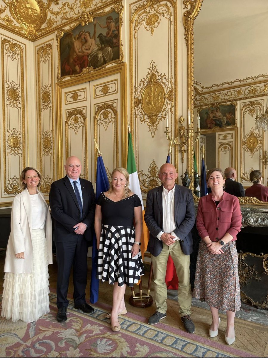 IrlEmbParis's tweet image. L'ambassade a eu le plaisir d'accueillir un échange fructueux entre @DCCIreland et @ateliersdart, afin d'explorer les possibilités de collaboration entre les secteurs irlandais et français de l'artisanat et du design.