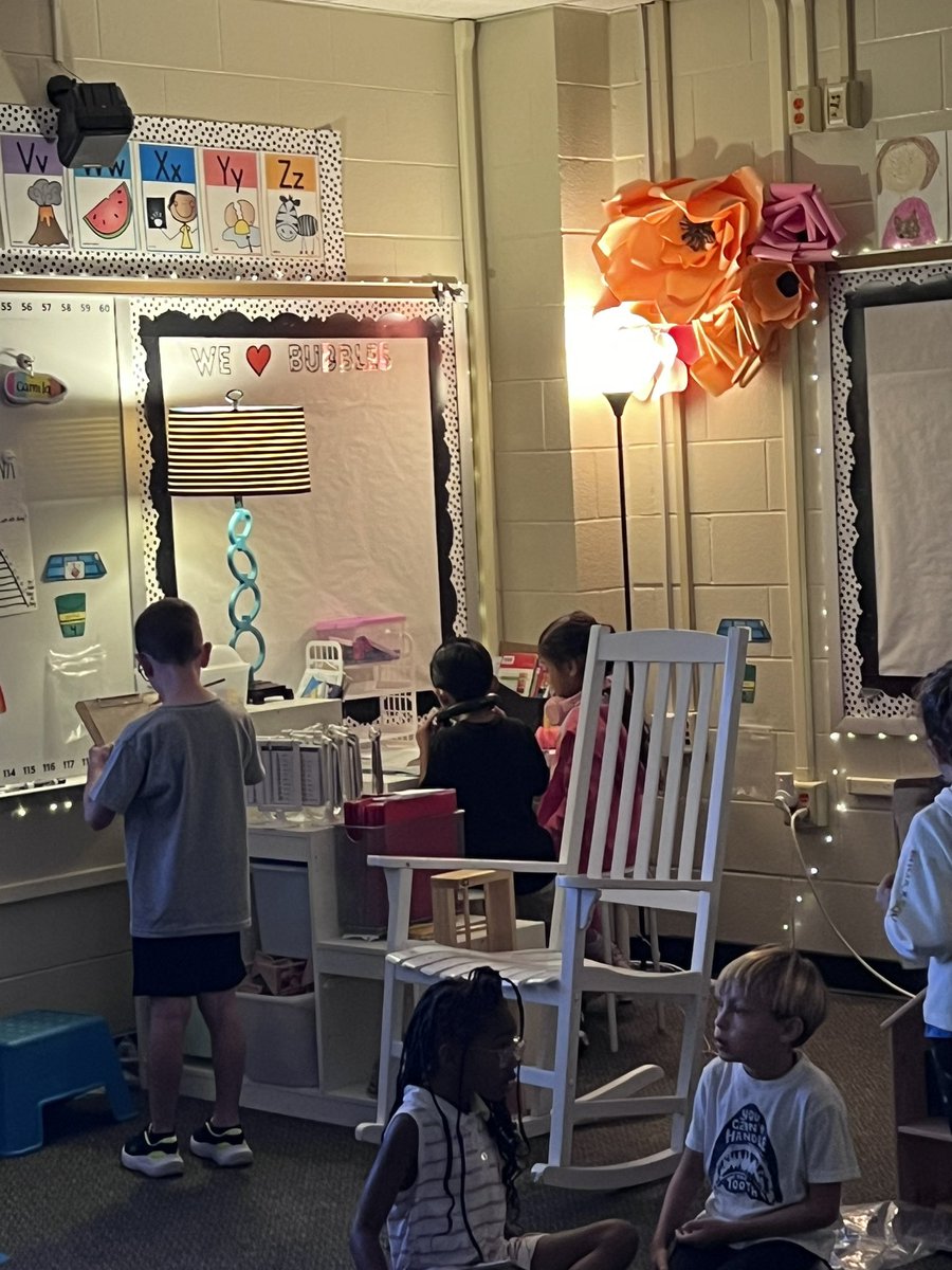 JamieHoard's tweet photo. Nothing better on a Friday than stations in 1st grade! @Humble_ElemELA @HumbleISD_HHE @LJaeger_HHE https://t.co/1nT2PNYKnp