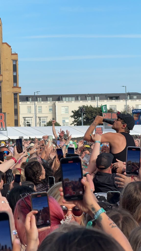 starmanslwt's tweet photo. oh how i love you #VF24 #VictoriousFestival https://t.co/e9F8EYchyZ