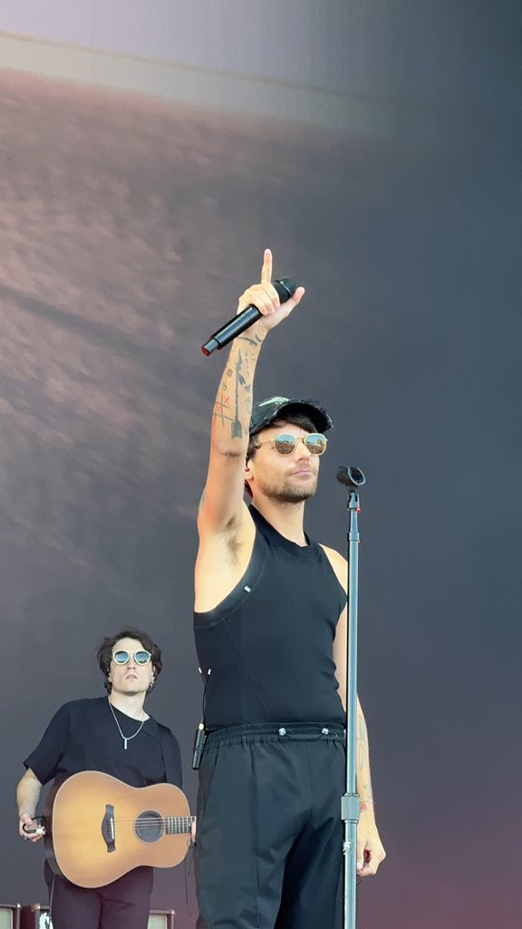 starmanslwt's tweet photo. oh how i love you #VF24 #VictoriousFestival https://t.co/e9F8EYchyZ
