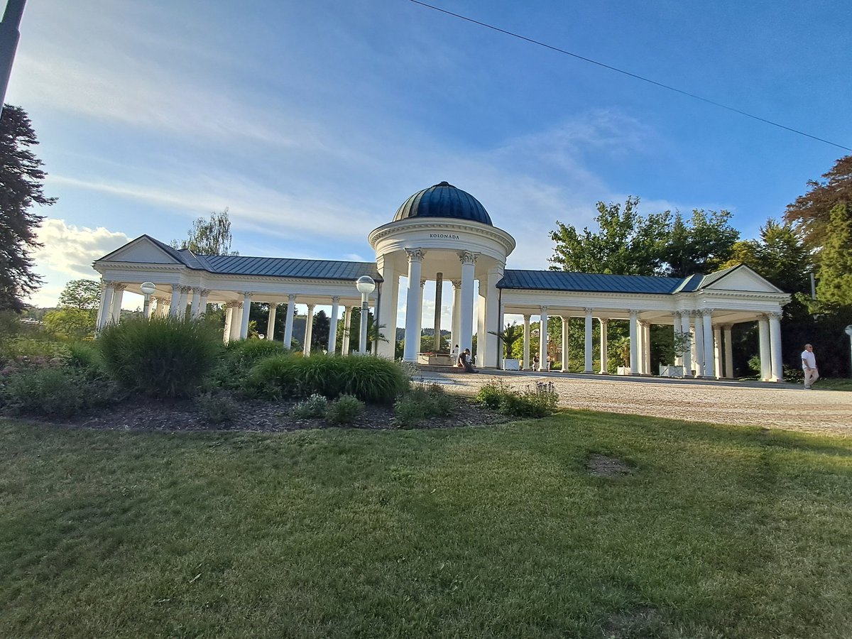 Soll ja Leute geben, die Fernaus Romane oder 'leichtere' Bücher nicht mögen... Für eine Reise ins Drei-Bäder-Eck war es jedenfalls die perfekte Lektüre!