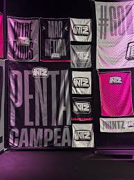 No fim dessa série <a href="/baianolol1/">Baiano</a> pode pegar a camisa do maior campeão e melhor time da era cblol e antes do <a href="/rangerlol1/">Ranger aka Goat 🦁</a> falar que é outro ...., nunca vi jogador comemorar que é o maior vice da história 😂😂😂😂😂
TODO MUNDO TENTA MAS SÓ INTZ É PENTA
#CBLOLnaILHA