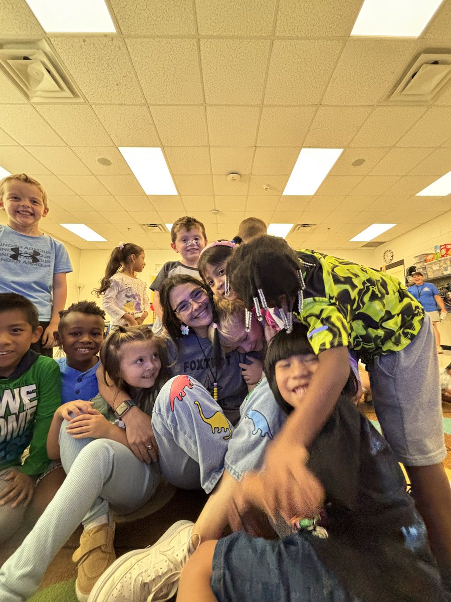 Happy Friday from Ms. Gangi and all of her friends! 🥳🍎