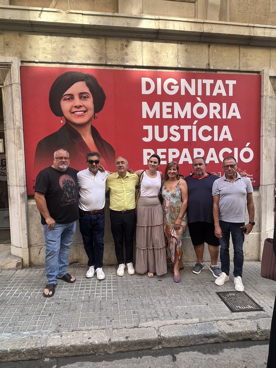 SG_UGT's tweet photo. A #AuroraPicornell la fusilaron los fascistas en 1937 por ser sindicalista y defender la justicia social. 

@UGTIllesBalears le ha homenajeado hoy.

El presidente del Parlament balear rompió una foto suya recientemente. No es digno de ocupar un cargo democrático tan importante. https://t.co/D5LCype6Km