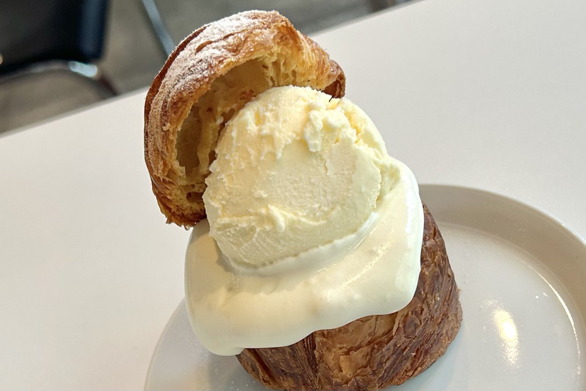 gourmet_nagoya's tweet photo. 栄にオープンした『wiik coffee』はクロワッサン生地のマフィン、クロフィンを味わえる隠れカフェ。

お店で焼く生地は香ばしいパリフワ食感。
選べるオリジナルクリームとアイスクリームの組み合わせも相性抜群でした！ https://t.co/fHRSlIHeki