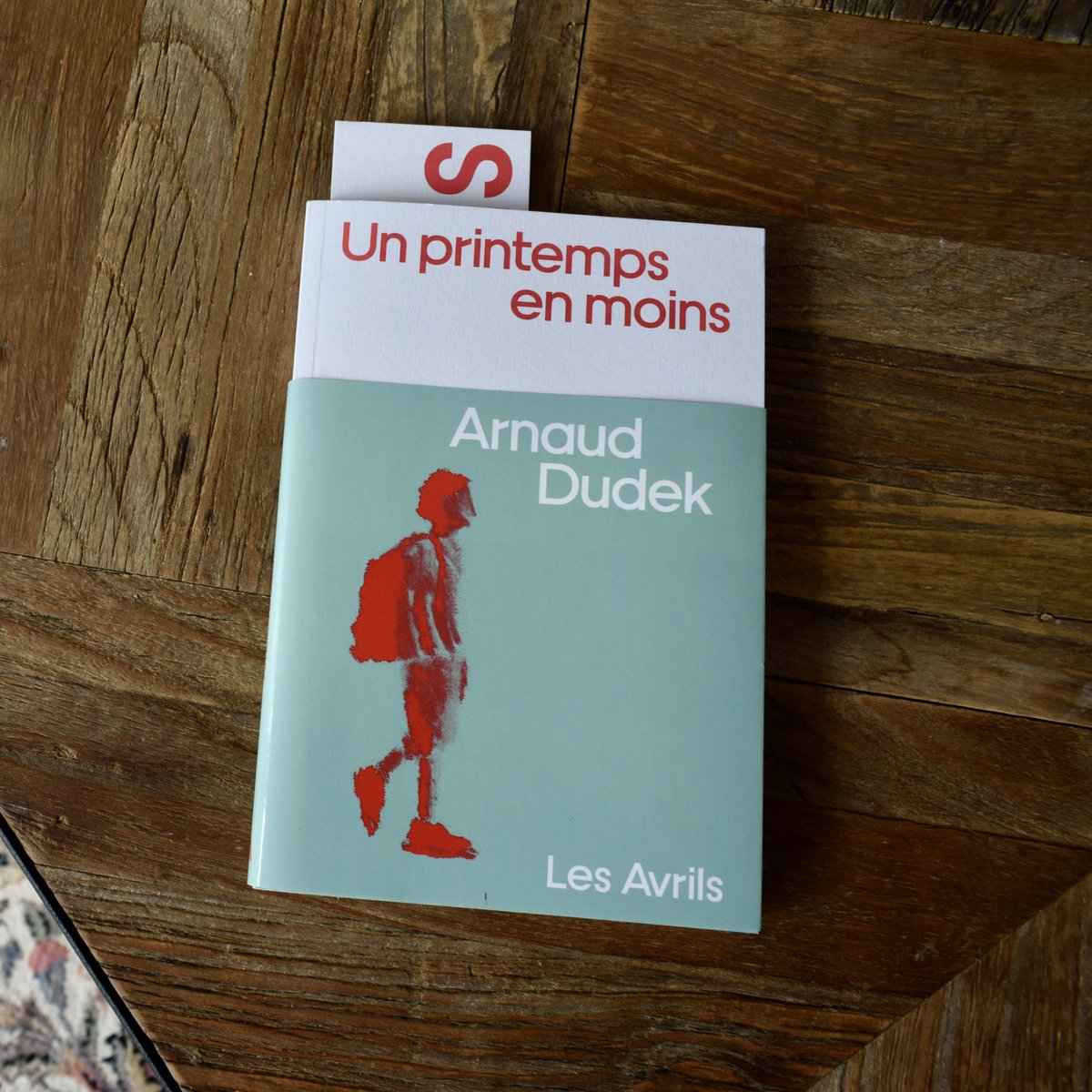 « Un printemps en moins » d'Arnaud Dudek 
Le roman déchirant d’une enfance percutée par le #harcelementscolaire ⤵️
lesavrils.fr/livre/un-print…
-
En librairie le 18 septembre🚶
Ami·es #libraires et #journalistes, des SP sont disponibles, n’hésitez pas à nous le demander en lecture !