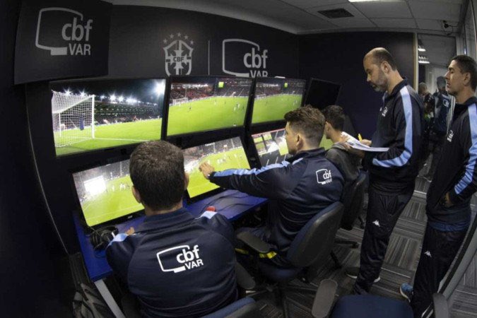 DataFutebol's tweet photo. Times com mais mudanças de decisão favoráveis no VAR!  

1. Palmeiras (8) 
2. São Paulo (8) 
3. Cuiabá (7) 
4. Fortaleza (6) 
5. Bahia (5) 
6. Athletico (5) 
7. Bragantino (5) 
8. Juventude (5) 
9. Vitória (5) 
10. Atlético-GO (5) 
11. Cruzeiro (5) 
12. Atlético-MG (5) 
13. Botafogo (4) 
14. Grêmio (4) 
15. Flamengo (4) 
16. Corinthians (3) 
17. Internacional (3) 
18. Fluminense (2) 
19. Criciúma (2) 
20. Vasco (1)  

No primeiro tweet nos comentários, as decisões contrárias e o saldo.

via @geglobo 
📸Lucas Figueiredo/CBF
