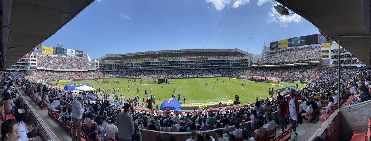 FBRadio1's tweet photo. ¡AL ESTADIO CON FB RADIO! 

Es momento de dar vuelta a la página, para los hinchas de @LDU_Oficial, y la U juega este domingo ante Libertad. FB RADIO y LDU te invitan al estadio.

Participa por entradas enviando una foto escuchando FB RADIO, y el HT #FBRadioConLaU y gana. https://t.co/Fl7W0eYP3g