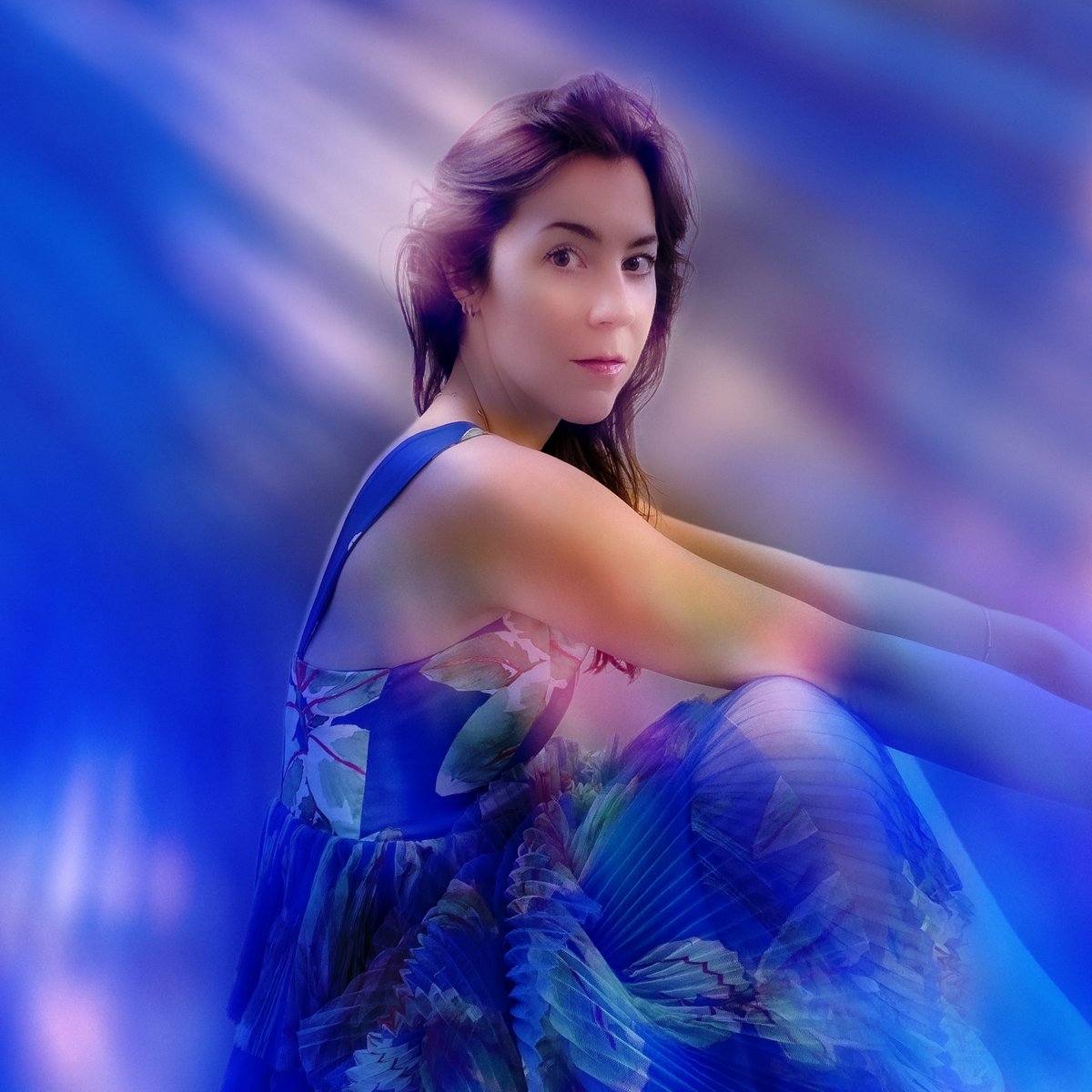 You found me when I was broken and blue 💙 "Monochrome Hues" is out now. Album awaits...
ffm.to/monochrome-hues